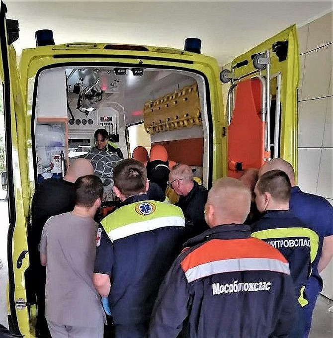 Жителя Подмосковья весом в 300 килограммов доставили в больницу при помощи 11 спасателей