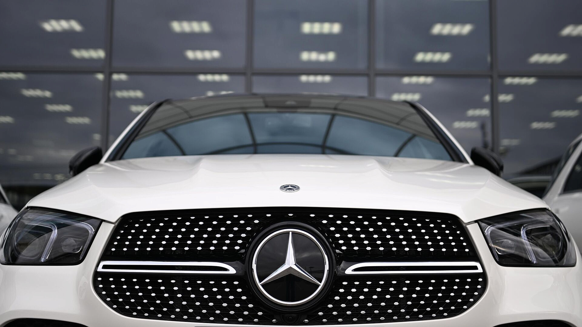Brand Finance: Mercedes    ,  Tesla