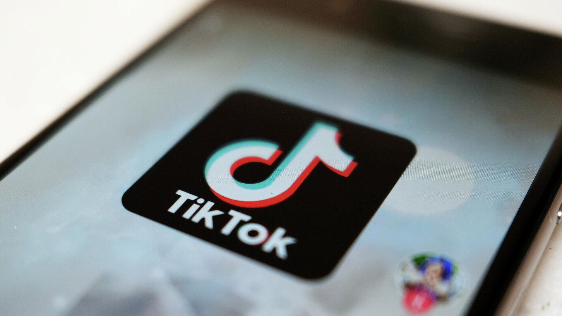     Instagram*   TikTok