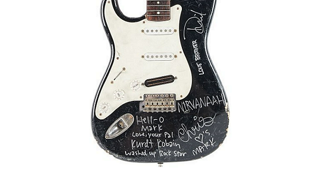 Разбитую гитару Курта Кобейна продали на аукционе почти за $600 тысяч в США