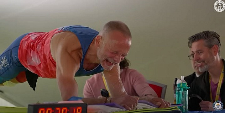 53-летний мужчина побил мировой рекорд, простояв в «планке» почти 10 часов