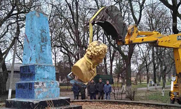 Во Франции назвали противоречивым молчание о сносе памятников на Украине