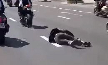 Пассажирка мотоцикла упала на дорогу во время мотопарада на Садовом кольце в Москве