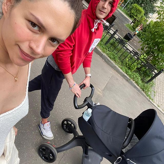 Иван Янковский показал фото прогулки с новорожденным сыном