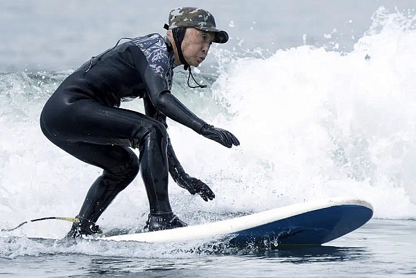 Японец стал заниматься сёрфингом в 80 лет. Спустя девять лет его признали самым старым серфером мира