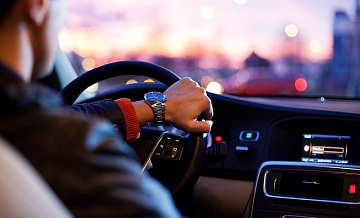 Водителям назвали четыре опасные привычки за рулём, который увеличивают риск ДТП