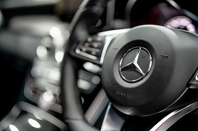 Mercedes-Benz увеличивает срок поставки автомобилей больше чем на год