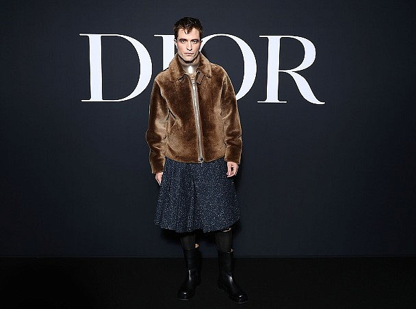 Роберт Паттинсон вызвал пересуды из-за куртки-чебурашки и юбки, которые надел на показ Dior