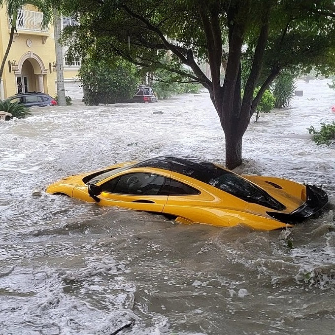 Мощный поток воды во время урагана «Ян» во Флориде потопил новенький гиперкар McLaren P1