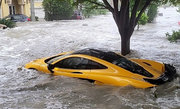 Мощный поток воды во время урагана «Ян» во Флориде потопил новенький гиперкар McLaren P1